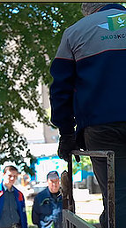 Специалист в фирменной спецовке