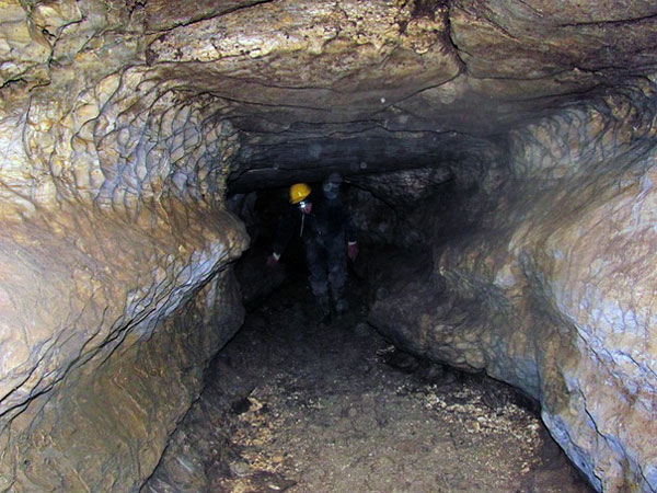 карстовая пещера